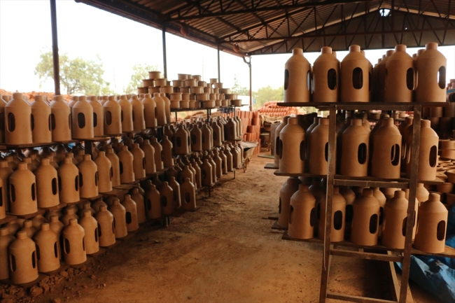 Toprak kaplara 50 yıldır şekil veriyor